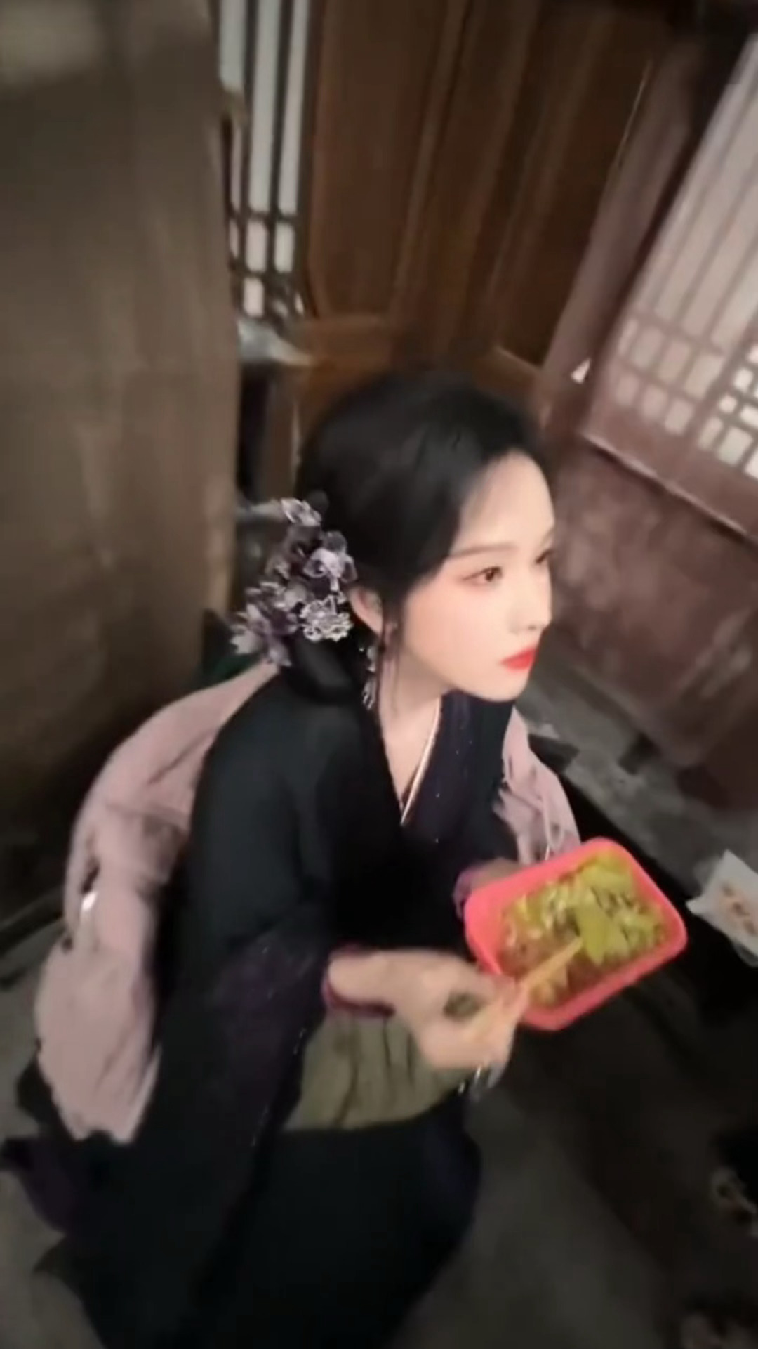 陈都灵这小玩意儿到底是谁发明的，萌的很有发言权🐰🤏🏻 