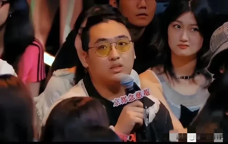 吴镇宇儿子费曼到底经历了什么？
才16岁就胖到大家完全认不出，
很难把他与小时候