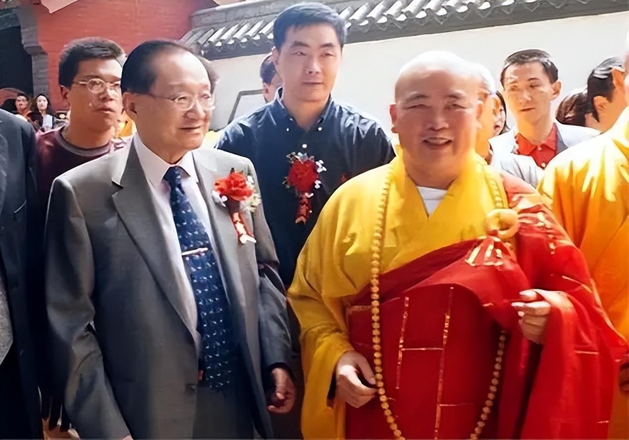 释永信1981年出家，
原本少林寺破旧，
他为改善现状，
让少林寺声名远扬。
2