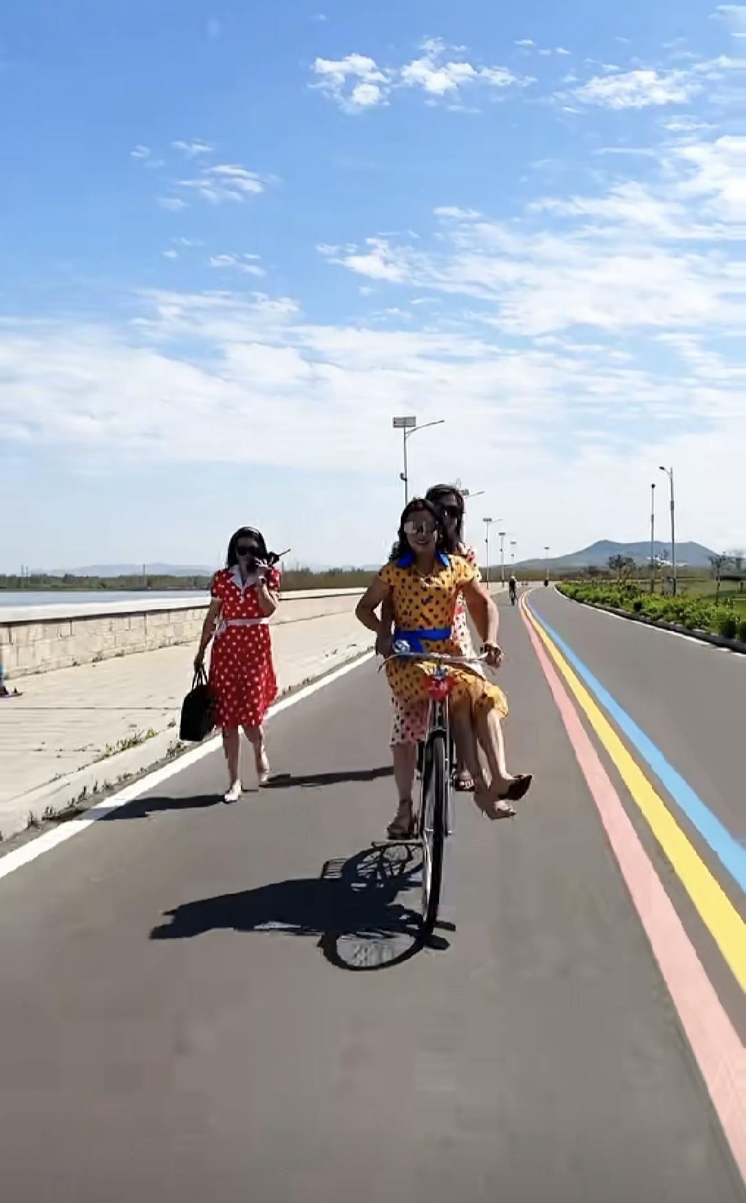 那个年代几个年轻女孩骑着二八大杠自行车🚲是多么的洒脱？
年轻女孩骑着二八大杠自