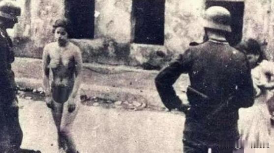 1943年，两名准备回家的波兰女孩被德军士兵拦住，理由是要检查她们俩是不是犹太人