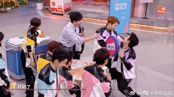 王嘉尔加陈飞宇等于人仰马翻 王嘉尔陈飞宇泼水局互撞翻车，人仰马翻的名场面，综艺效