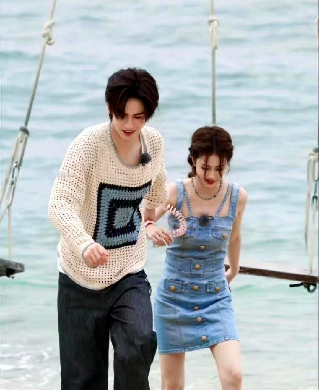 白鹿与张凌赫，顶流绯闻，不是意外，是精准设计。
那点“锤”，与其说是偷拍，不如