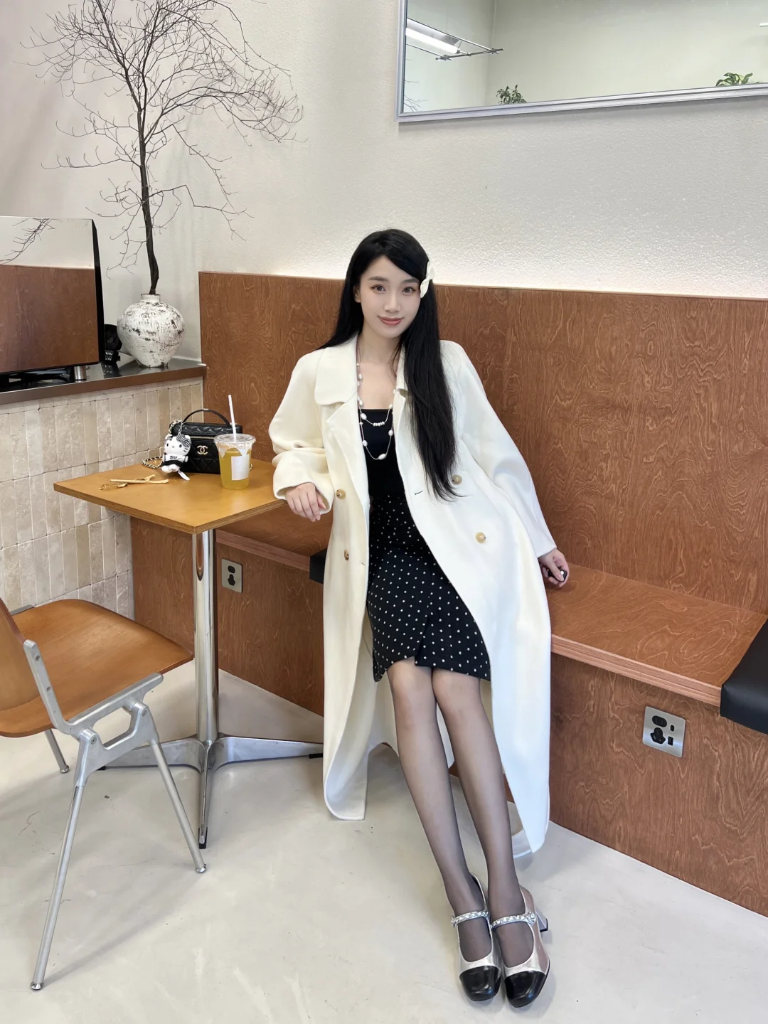 白色大衣穿出千金感