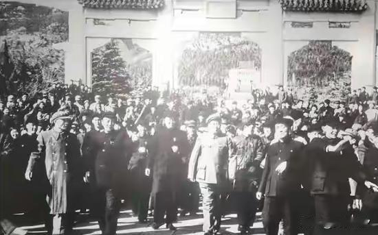 1953年，毛主席登上中山陵突然脸色一沉，指着满山的树问江渭清。


1953年