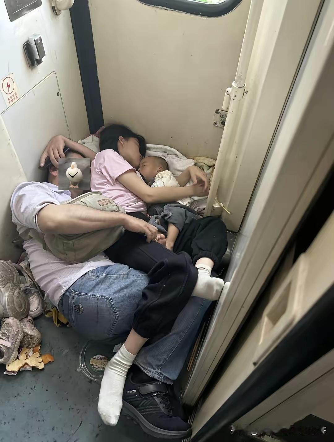 火车上见闻……
有钱的话不用说高铁票，飞机票也不在话下，不至于一家三口憋屈在车厢