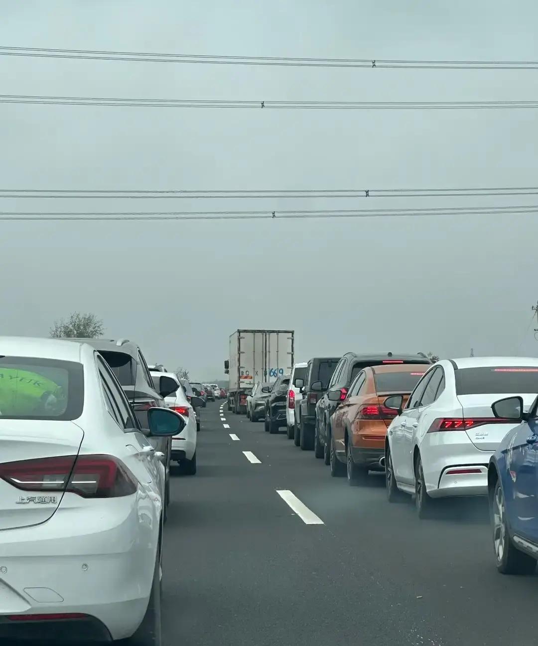 大年初六全国高速堵成停车场，导航一路飘红。

我早上刷到消息，铁路客流比初五暴涨