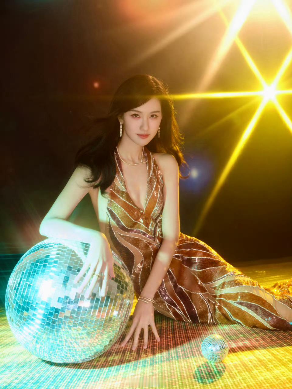 陈都灵把雁回时剧组所有人感谢了一遍 “有意义的人等再久都有意义，爱只会在不见面的