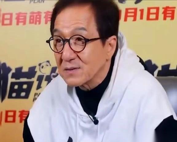 国际巨星成龙，对着镜头说：“我现在的生活，很无聊。”
话筒递过来，他没半点犹豫，