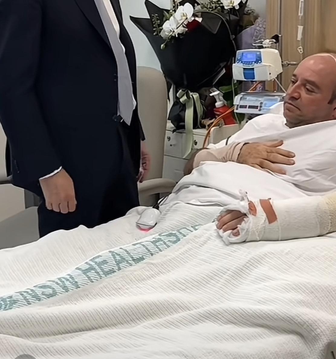 这是澳大利亚枪击案夺枪的那个水果店老板！近景高清图出来了！他也中枪了，还中了两次