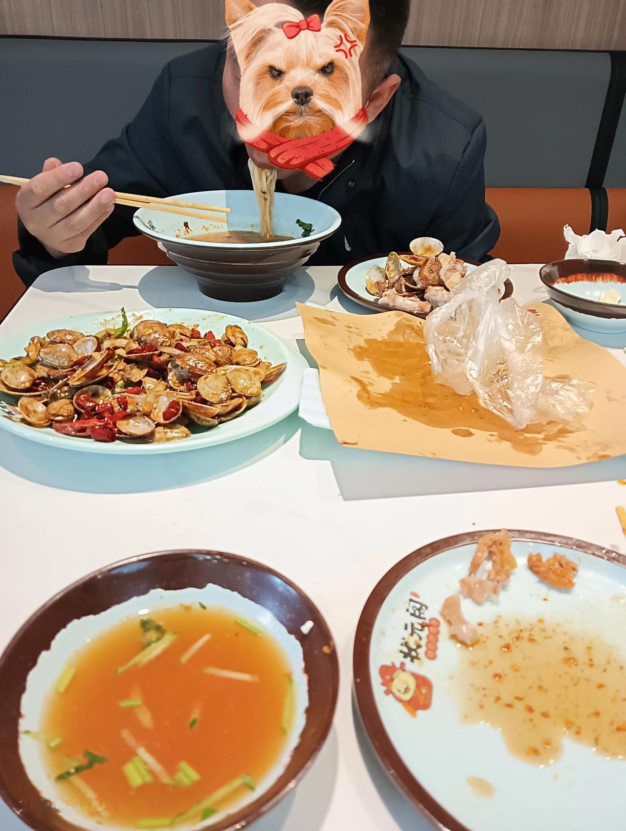 我和老公吃了一顿烧烤，结果整个下午都在不停地喝水，甚至感到走路、翻身时，肚子里的