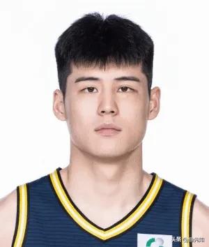 到底是杜锋错了，还是广东球迷错了？今晚也算有了答案，在过去两场比赛，陈家政一直都