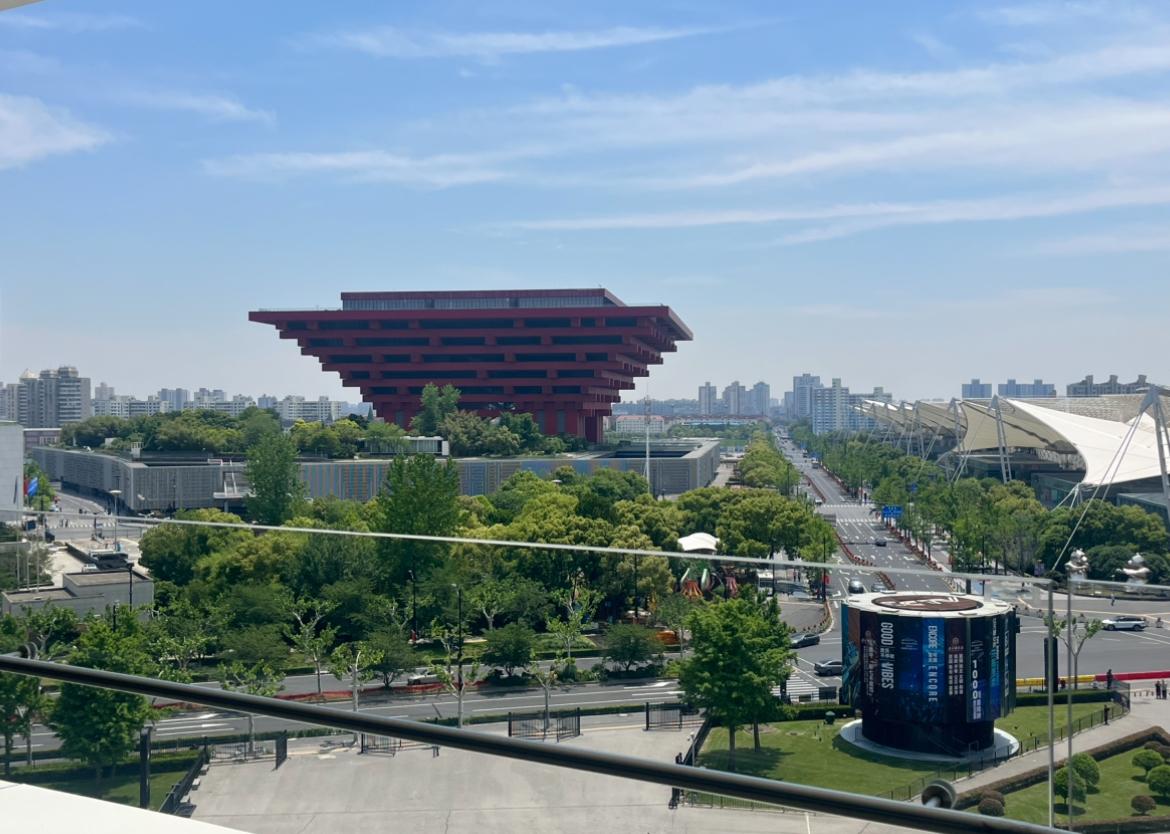 邹市明在上海的拳馆位于世博大道760号，一号运动中心，总面积18000㎡，年租金