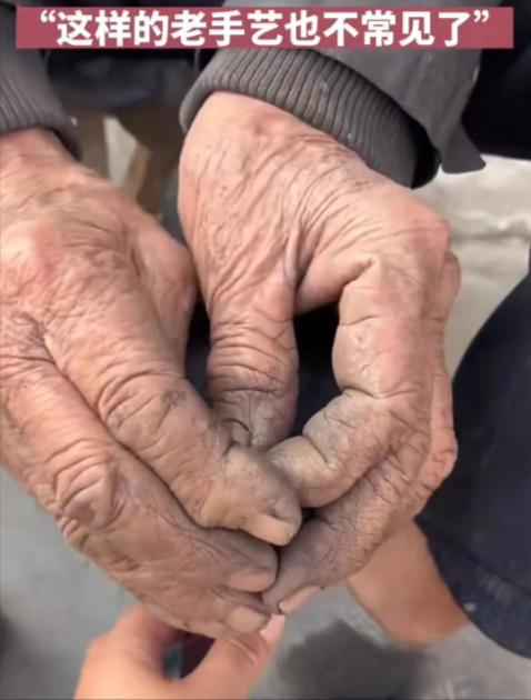 “看哭了...”河南许昌，女子看到街边有个大爷在补鞋，而自己的鞋子刚好坏了，就让