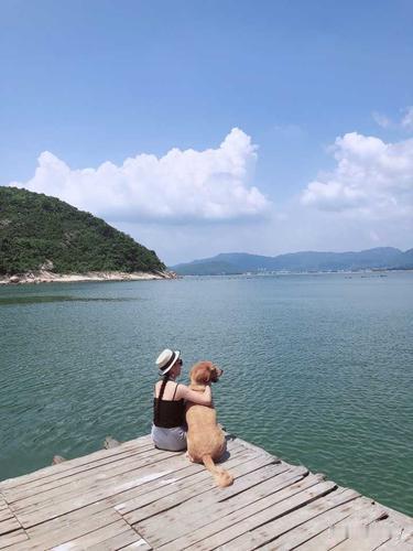 上联：天宽装日月星辰，
下联：地阔载江河湖海。