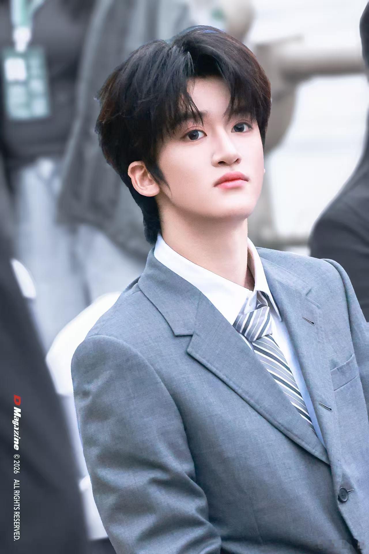 邓佳鑫亮相北京国际电影节红毯 被邓佳鑫北影节红毯造型狠狠惊艳到，和一众资深导演同