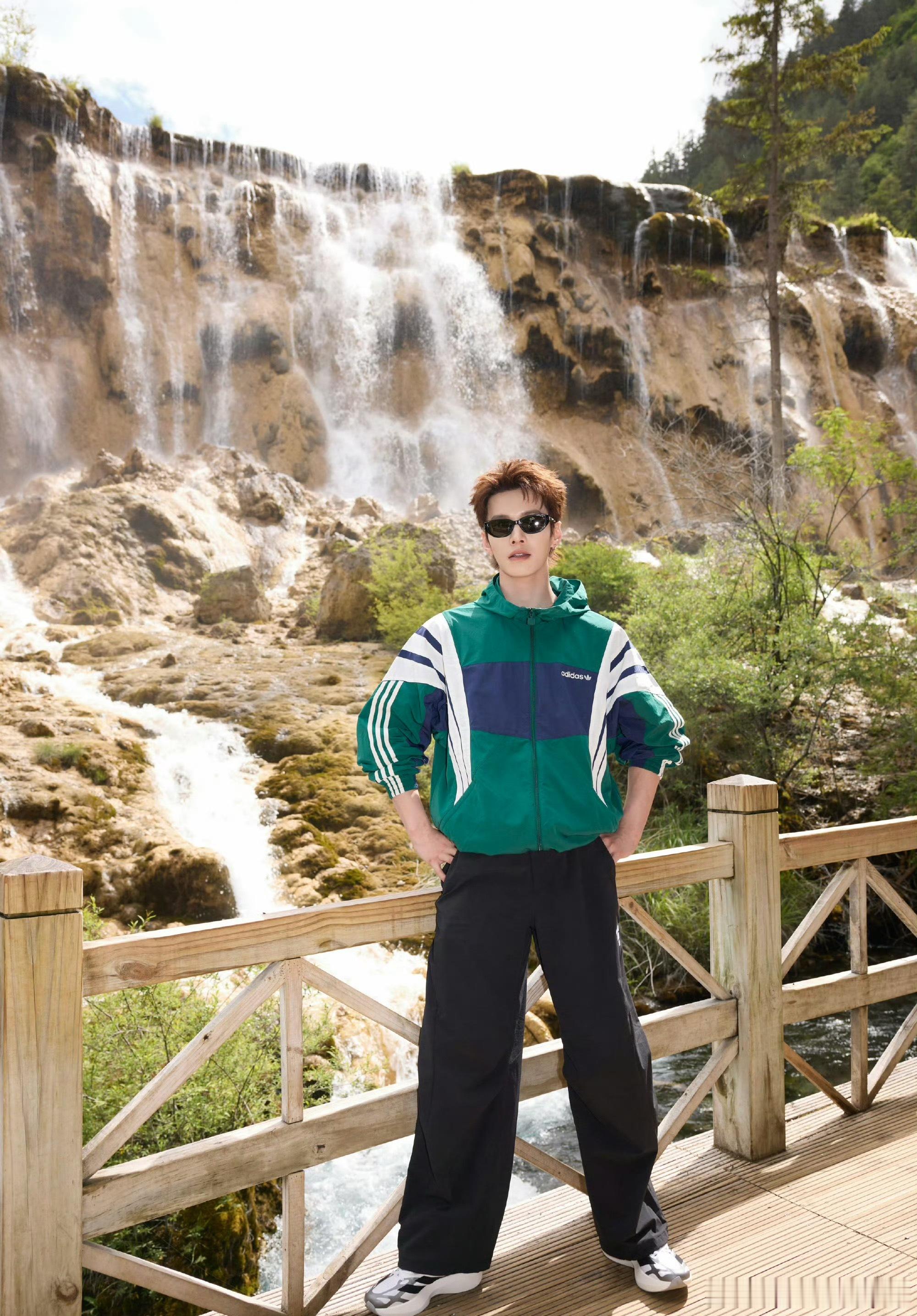 何与何与等比例长大何与复刻童年打卡姿势 何与回到九寨沟复刻童年打卡姿势，小何与这