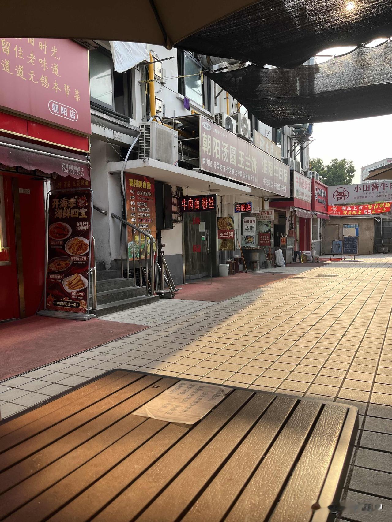 九几年那时候，很多单位的厂长，车间主任后来都变成了与本单位相关的工厂的老板，我以
