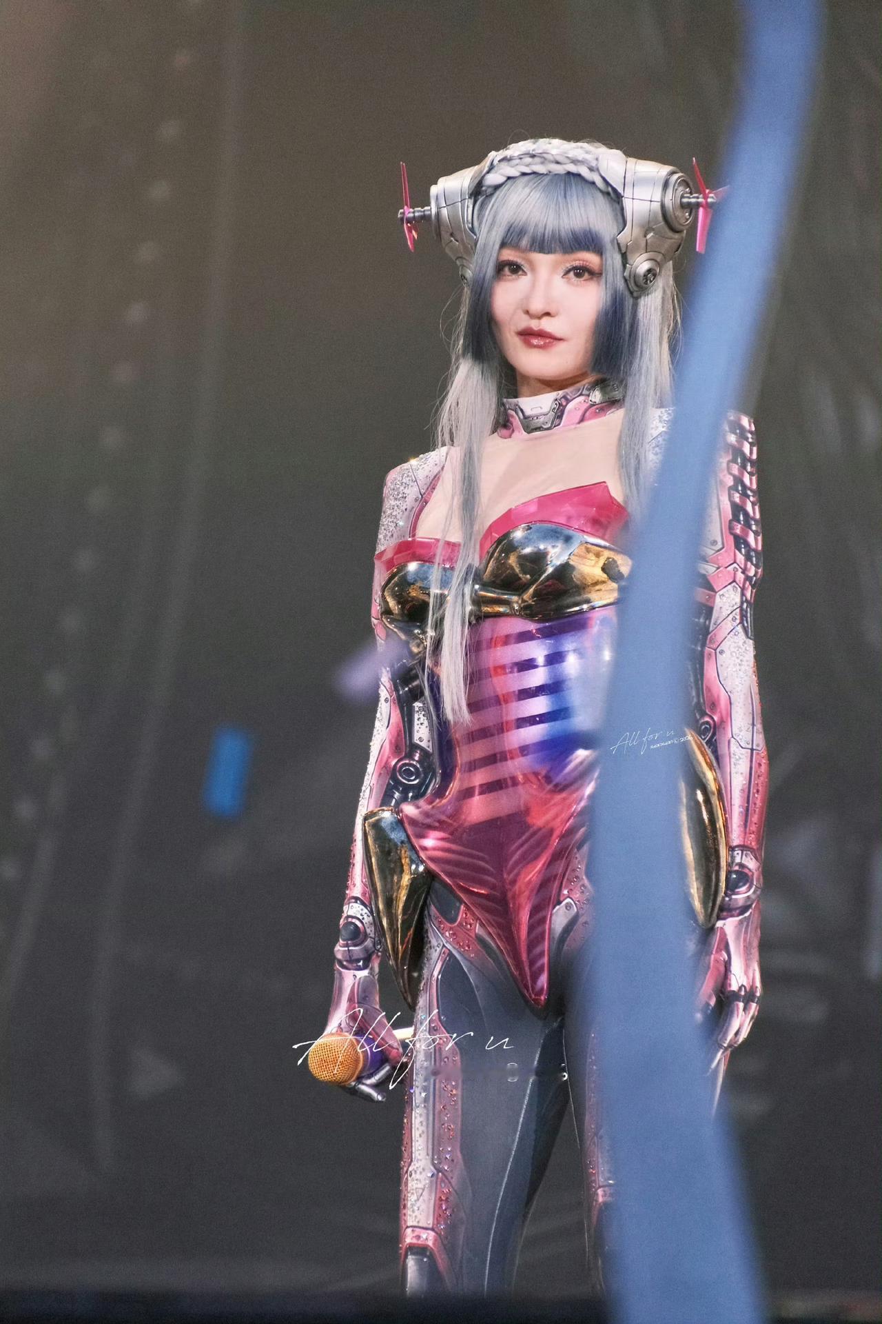 次元壁直接打破！张韶涵演唱会带来全新机甲舞台造型，仿佛是从科幻游戏世界里走出的人