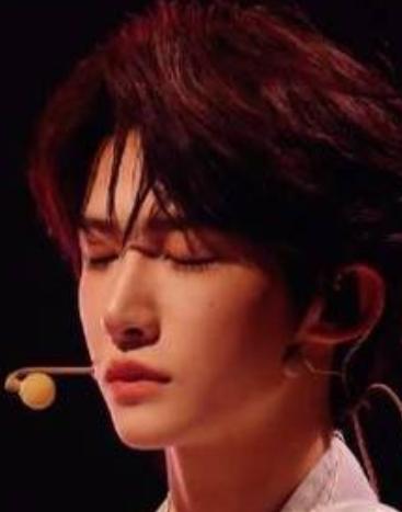 2月7日，在2026中国网络视听盛典舞台上，虚拟歌手洛天依与刘宇破次元合作，共同