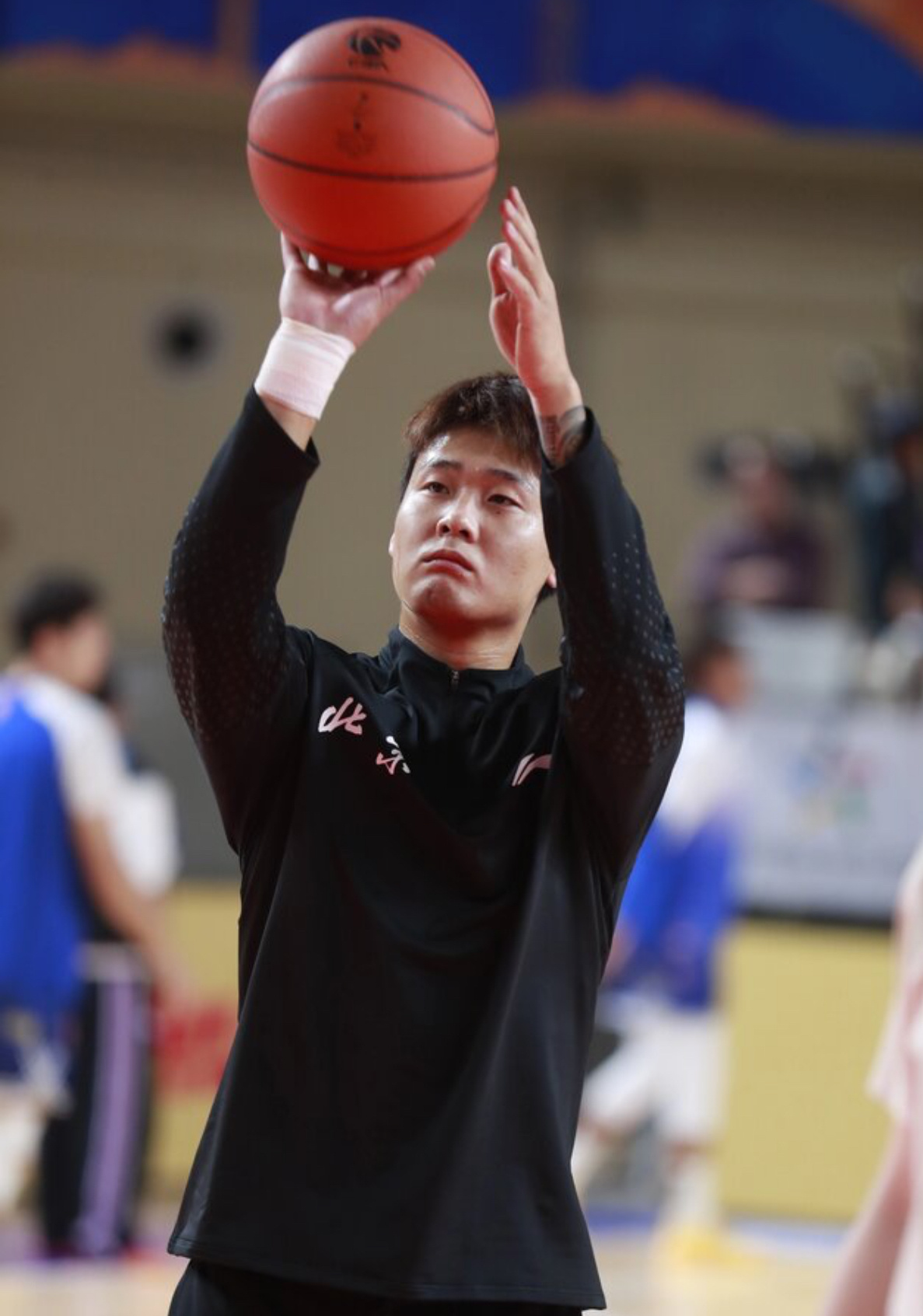 赵睿赵睿新疆男篮vs北京男篮 赵睿今天重返新疆主场战旧主，这右手腕怎么还缠上绷带