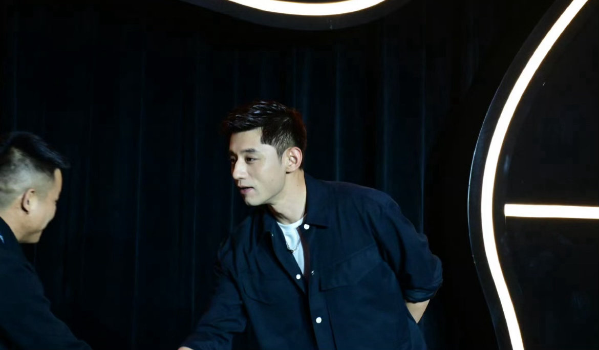 时隔多日重磅回归！张继科4月13日现身上海线下活动，与AI发球机器人现场对打尽显