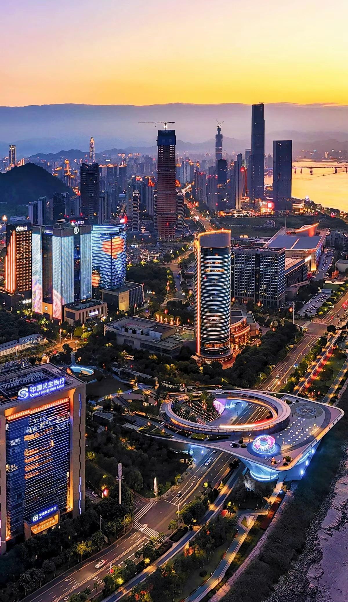 温州市的城市建设太落后了，建议将浙江省政府迁到温州市，带动浙南闽北3500万人口