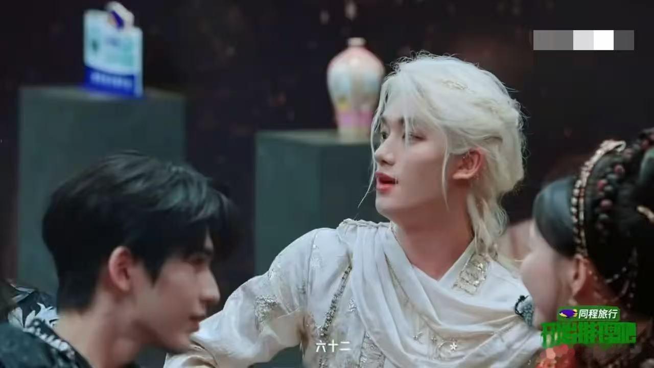 丁程鑫周柯宇这俩在《推》里是懂怎么折磨张凌赫的，一个"不许动"一个略略略，把张凌