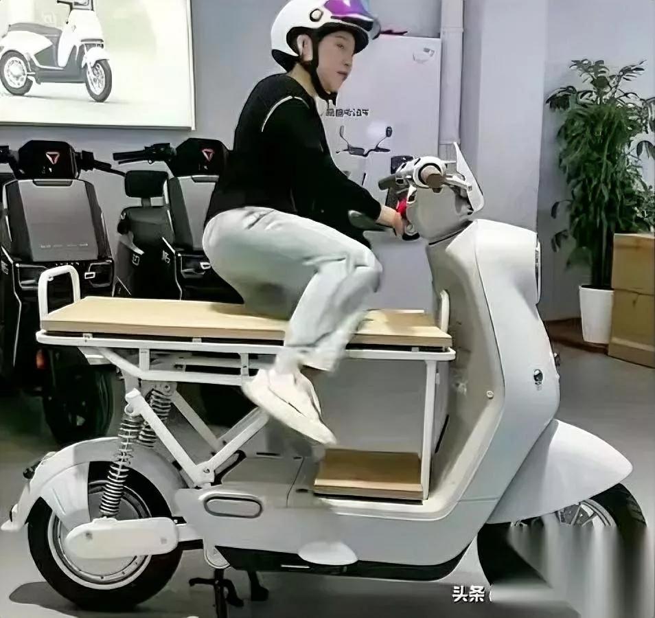 昨天见个大哥

给电动车加了块板

瞬间解决载娃难题——但我盯着看了十分钟，越想