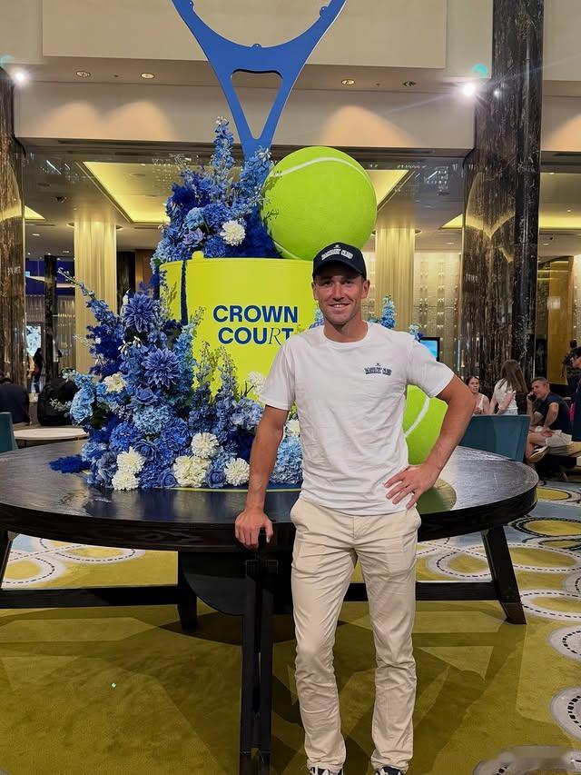 鲁德晋级2026澳网男单第二轮！努力赚奶粉钱~短发看起来更有daddy范儿了。有