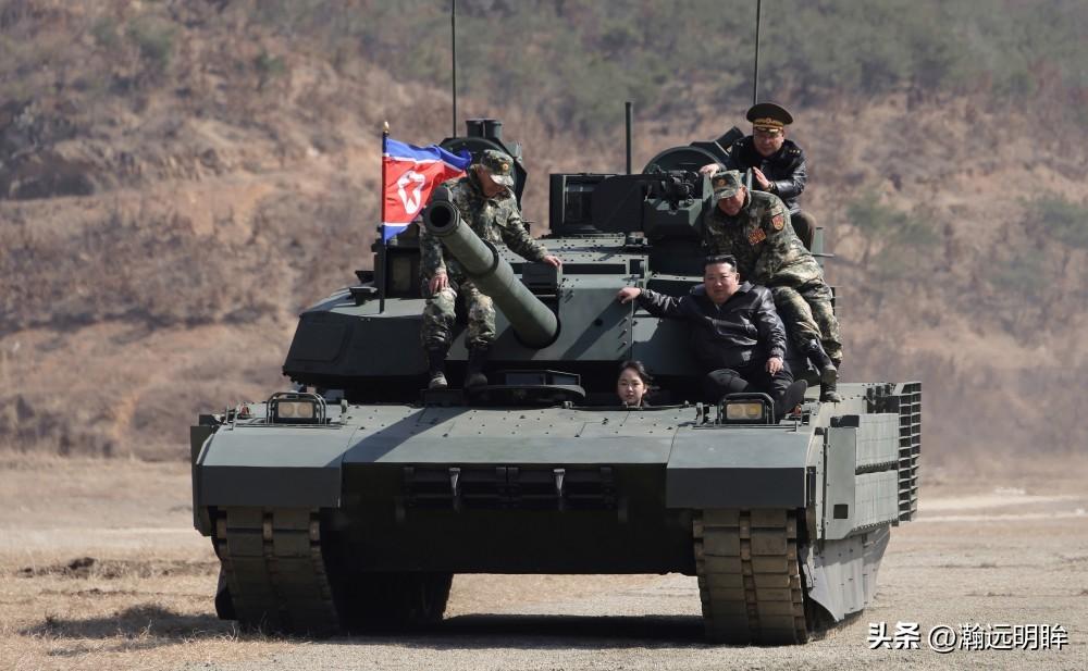 金正恩的女儿乘坐他父亲曾经驾驶过的坦克。