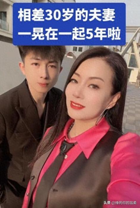 2020年，20岁的小铭在深圳一家美容院对50岁的老板娘莲姐一见倾心，此后他用细