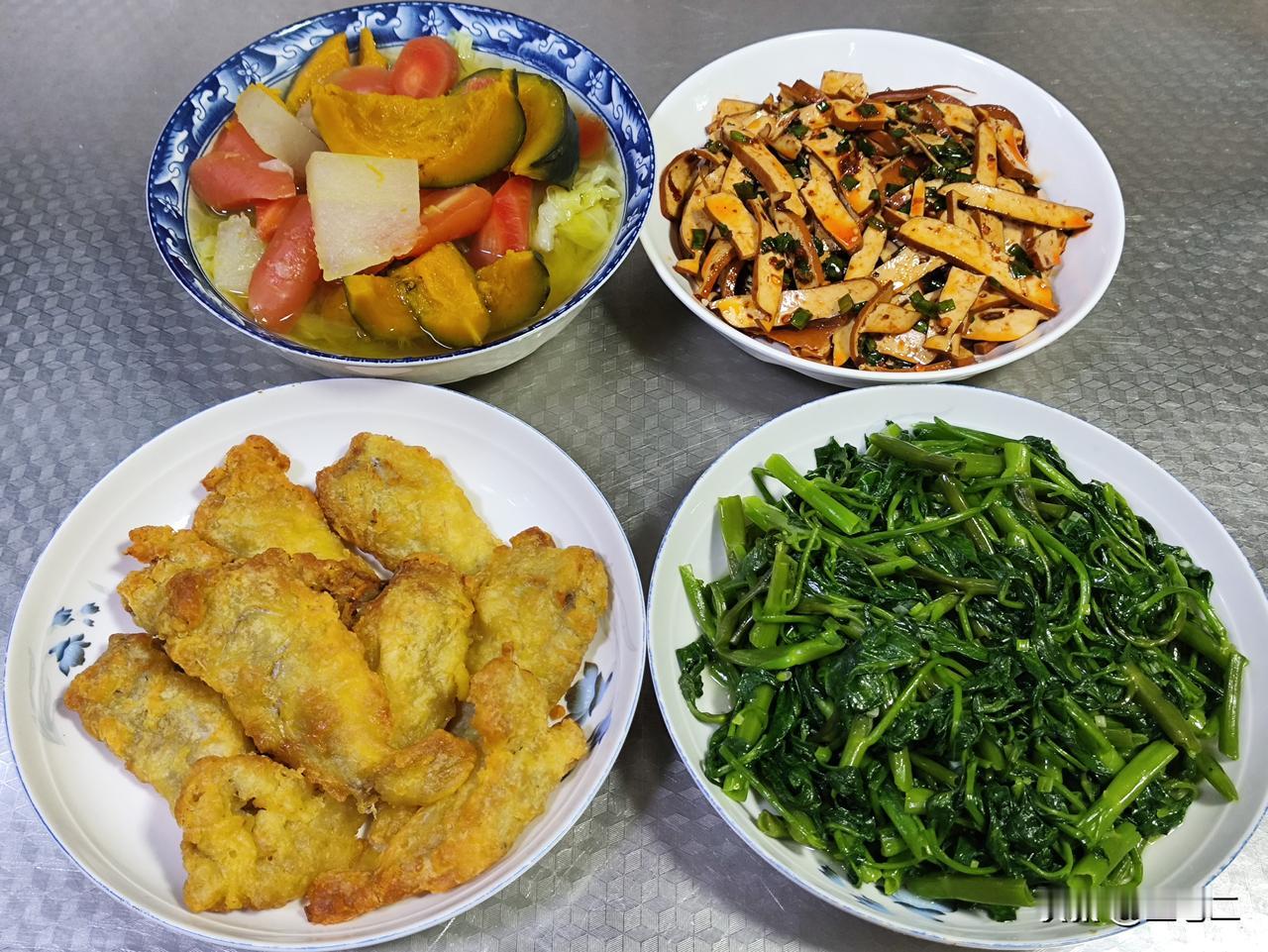 四月二十七日午餐，我做了三菜一汤一主食。煎小黄鱼外酥里嫩；素炒空心菜清脆爽口；凉