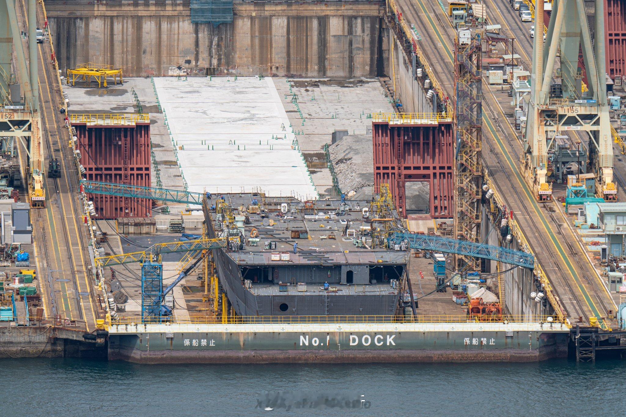 日本万吨大驱的尾部已初见端倪，跟隔壁摩耶级爱宕舰一比，着实大了很多武器装备