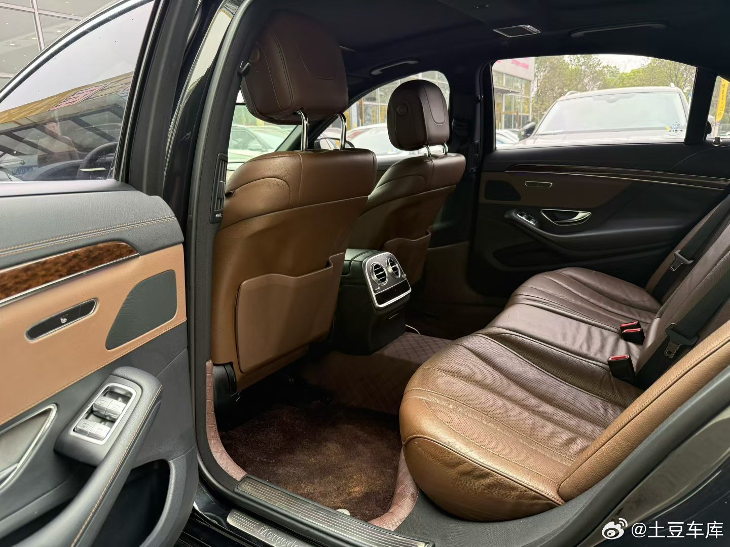 车真的是靠人“养”出来的车况差一点 价格天差地别上次那台同款S级换了3个车门 B