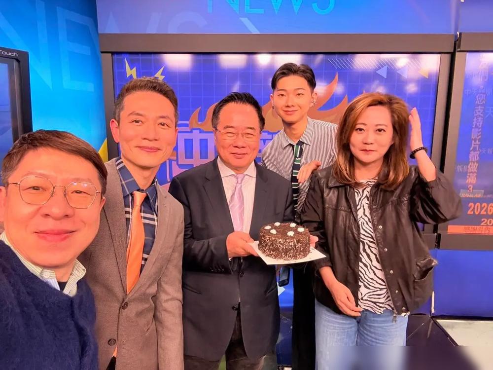 判了3年半，马上收监，他却捧着蛋糕笑得比谁都开心。
 
中天节目后台，主持人林嘉