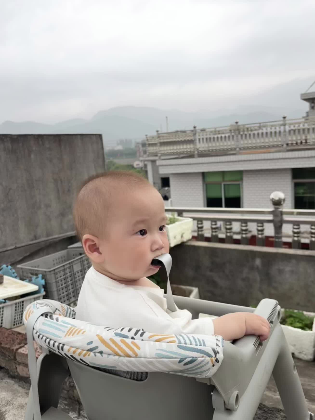 看看这可爱的人类幼崽