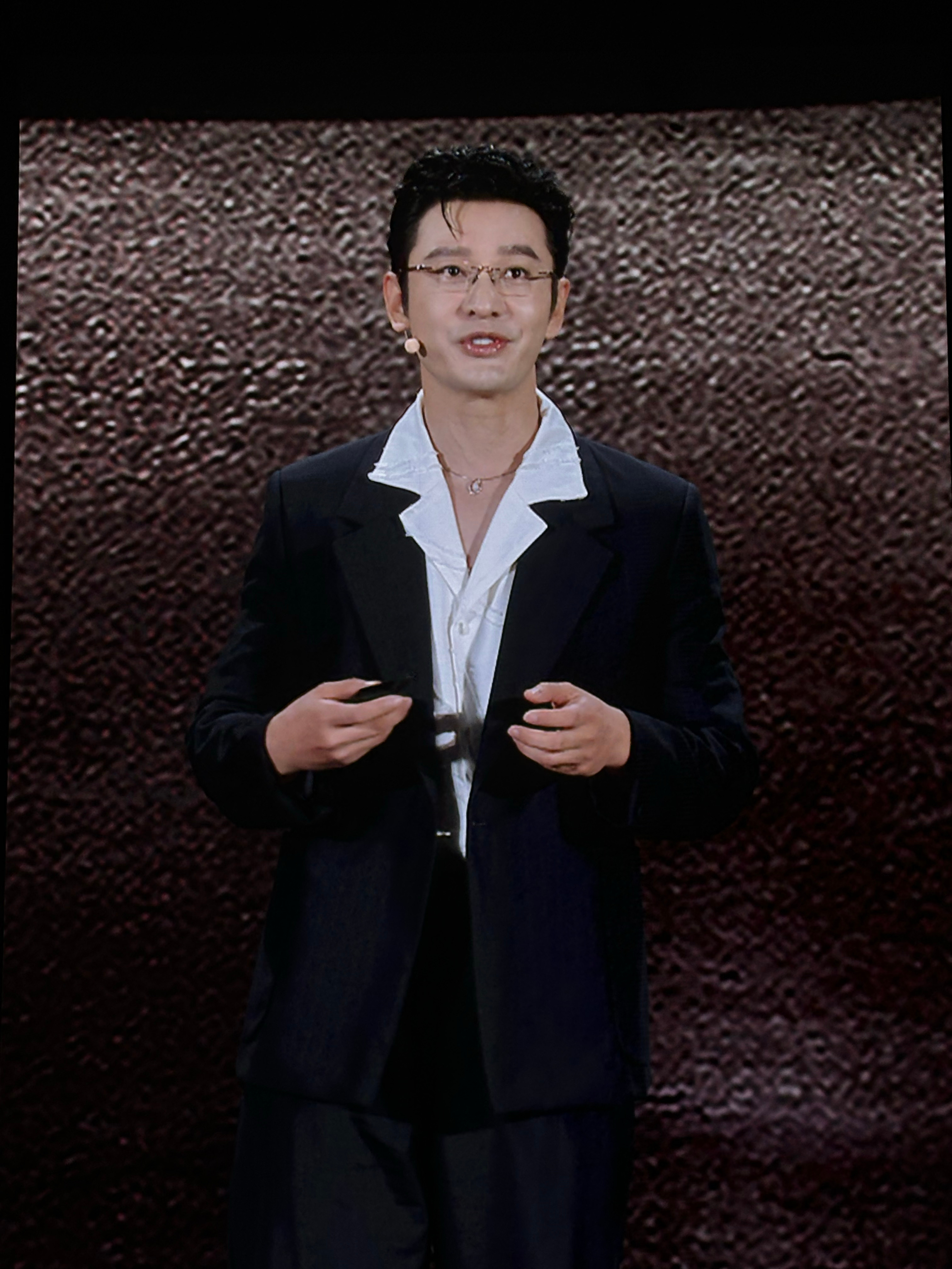 恕我直言，我对黄晓明代言印象最深刻的产品是：大卫拖把，上海出租房电梯里的曝光率太