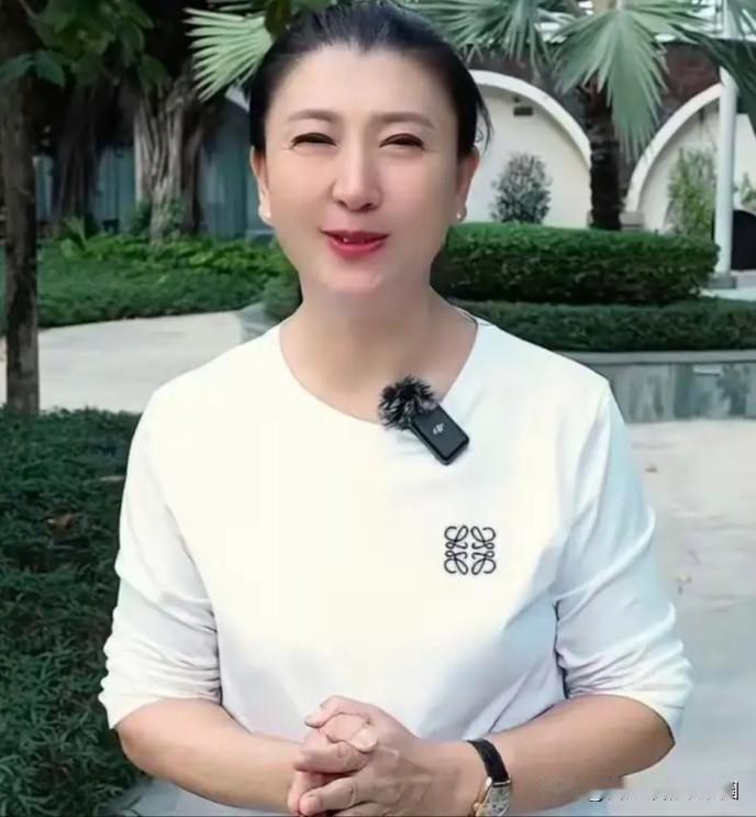 如何看闫学晶喊穷

2025年12月，演员闫学晶在平台上直播带货时叫穷，引发广泛