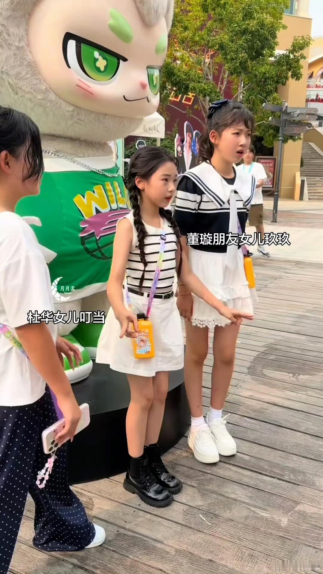 小酒窝给杜华女儿让C位 小酒窝完全是又美又有情商的童星典范！[爱慕]在合影时，面