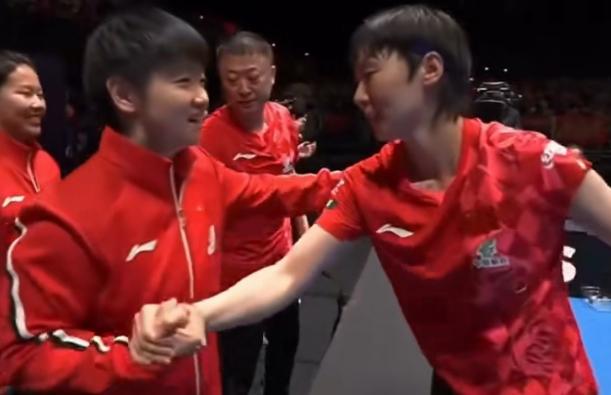 莎莎曼昱彼此托举，共同成全女乒!

莎莎感谢曼昱的最后一搏，
曼昱感谢莎莎
给了