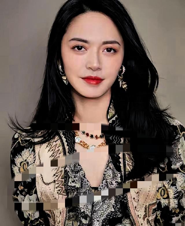 姚晨这次离婚官宣
真是搬起石头砸自己的脚
本想靠话题冲热度，没想到

直接被官媒