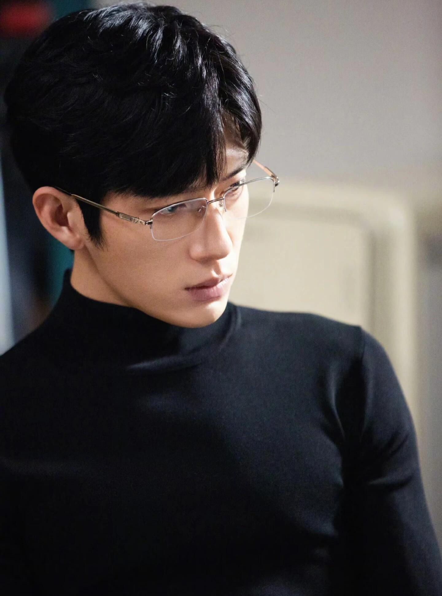 井老师这腰、这背、这薄肌，公子好贵！ 