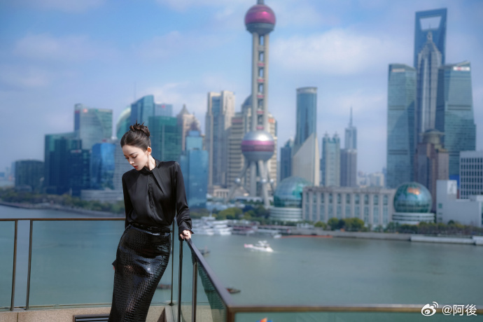 李昀锐娜扎养眼组合 生图比精修还好看说的就是娜扎吧🥰，冷白皮自带高光，气质温婉