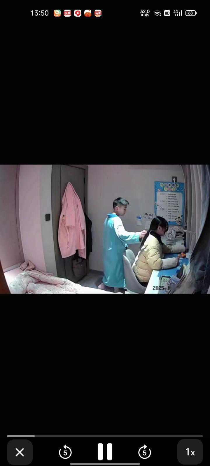 12月14日，安徽六安。女儿因为学习问题被妈妈严厉教育，弟弟化身暖男轻声安慰姐姐