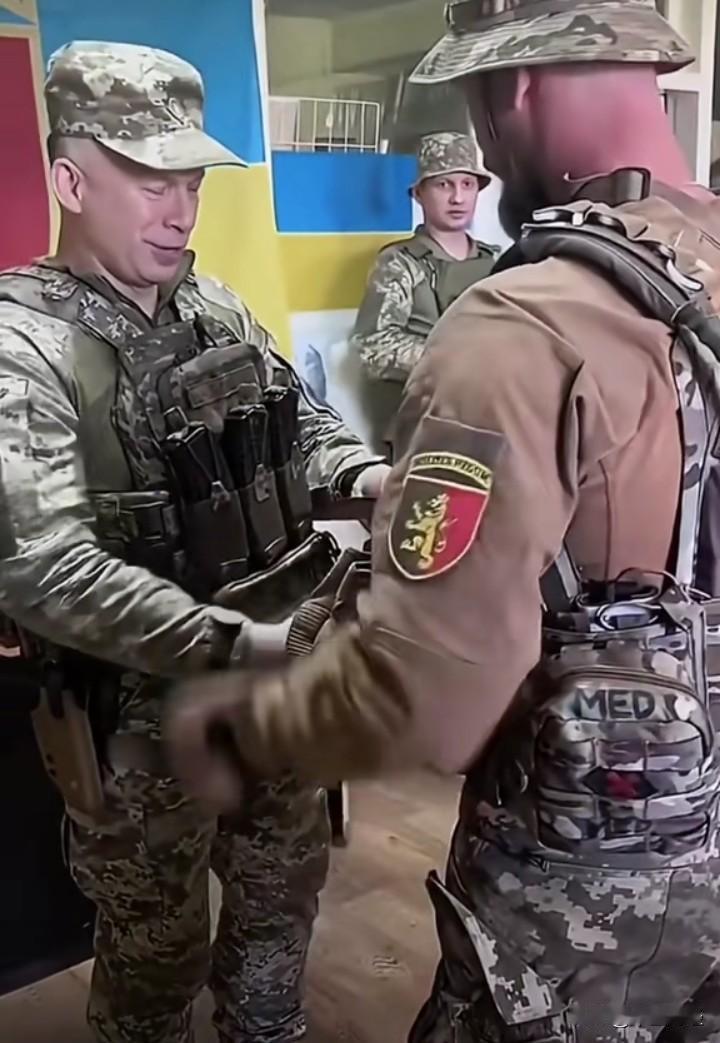 【尊重与惜爱】对于乌克兰总司令而言，这些英勇的乌克兰官兵皆是珍宝。他极为尊重每个