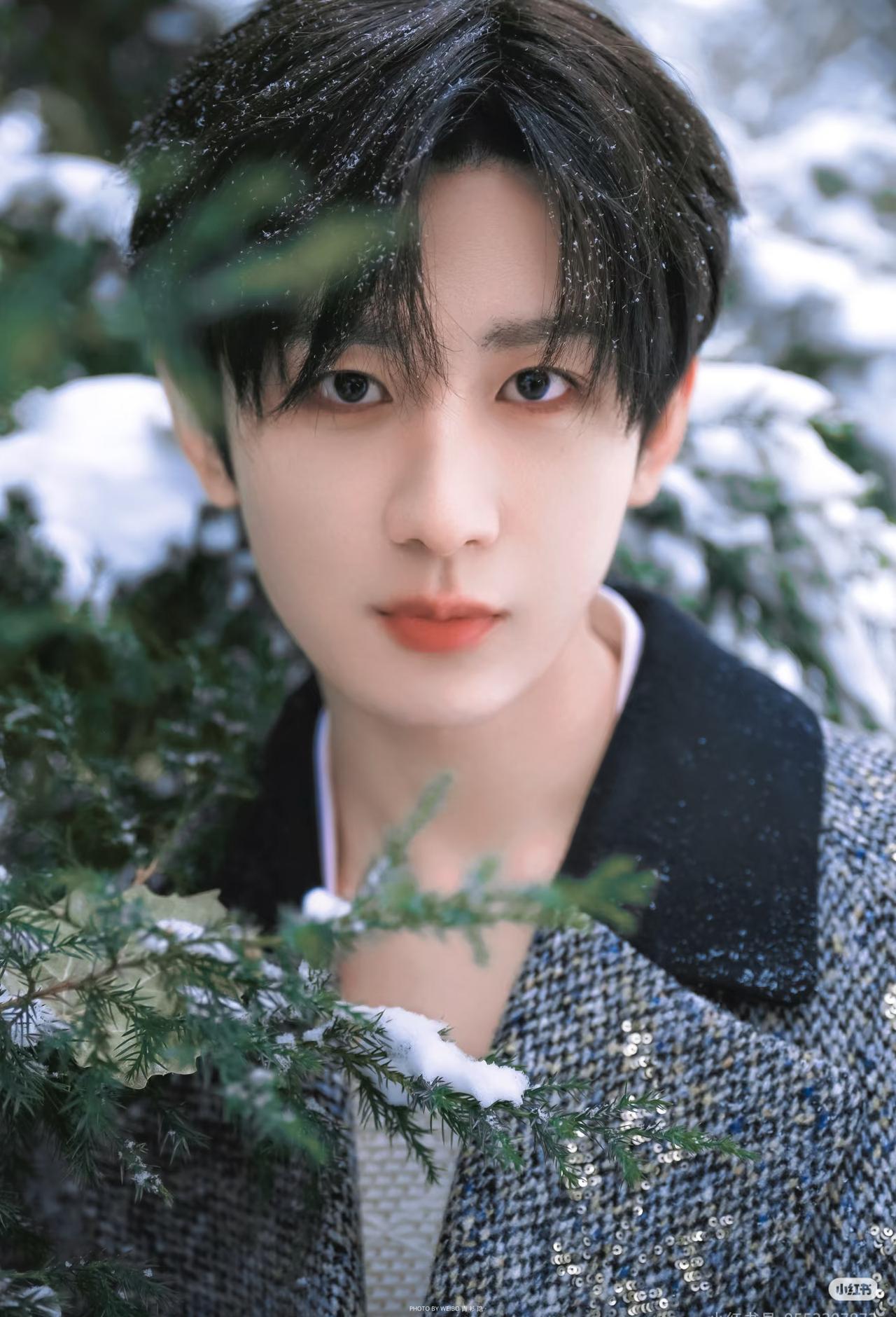 别跟我说什么“少年感”长不大。
成毅这身体，能把青春当护身符，别人练几年，能练