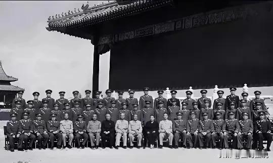 非常罕见的老照片，1949年，新中国成立十周年国庆时，伟人与周总理、邓颖超等国家