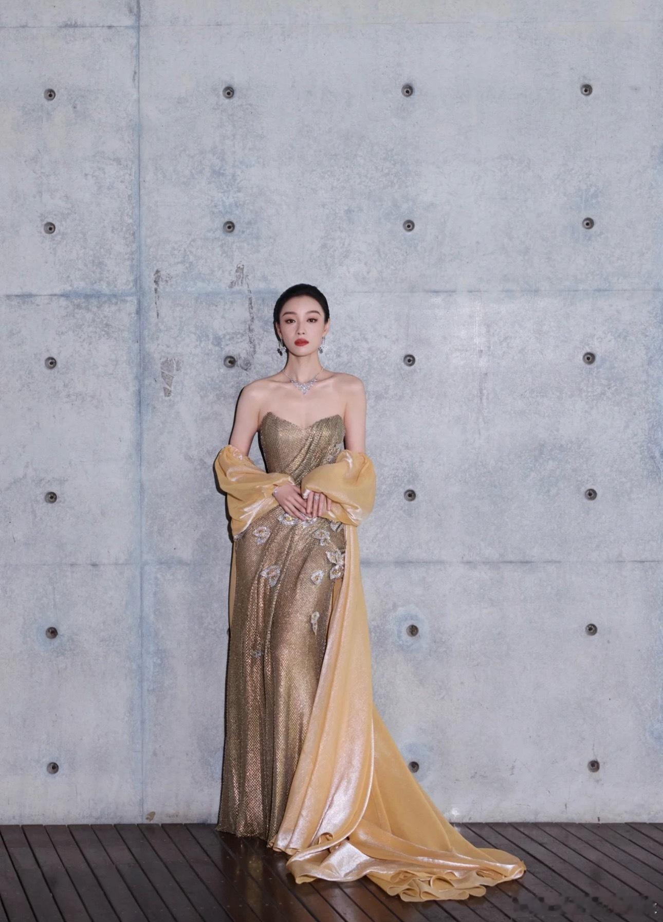 倪妮今天活动造型又回到巅峰水平了 