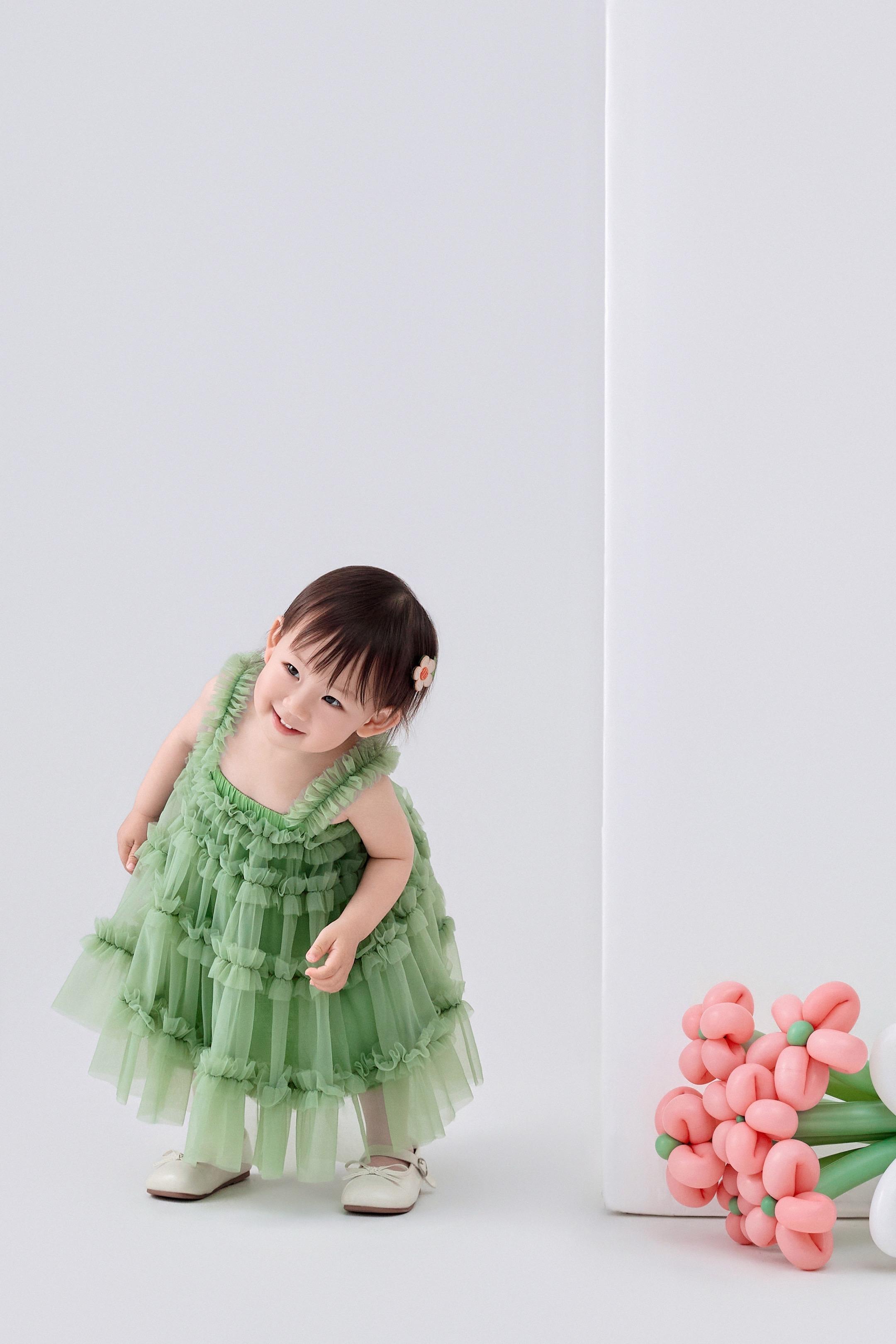 突然发现你没有婴儿感 已经是个小女孩了。